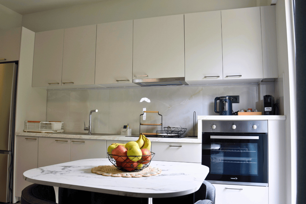 Clean modern kitchen with appliances in Duo Verde apartment in Rhodes
