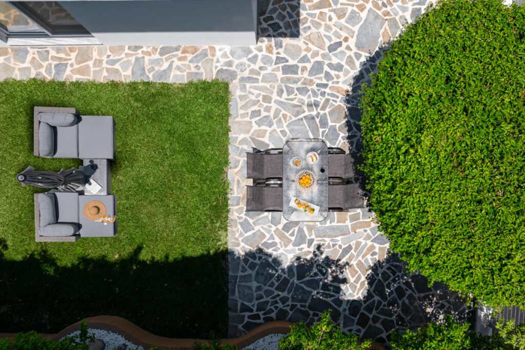 Sunny garden with outdoor dining area in Duo Verde apartment in Rhodes