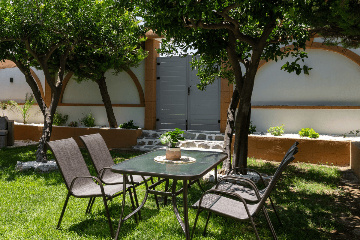 Private garden with table and chairs in Duo Verde apartment in Kremasti Rhodes