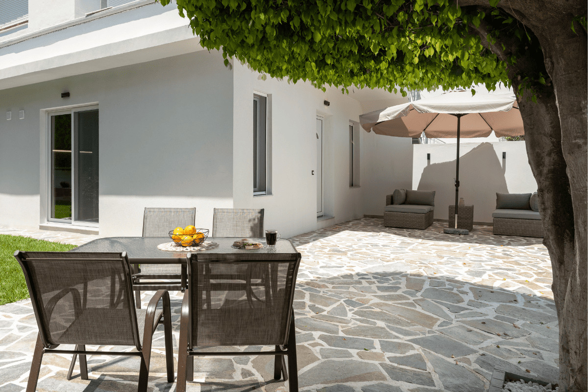 Private garden with table and chairs in Duo Verde apartment in Kremasti Rhodes
