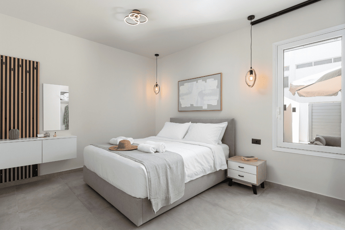 Modern bedroom with double bed, TV and air conditioning in Duo Verde apartment in Rhodes