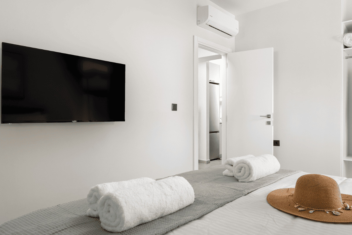 Modern bedroom with double bed, TV and air conditioning in Duo Verde apartment in Rhodes